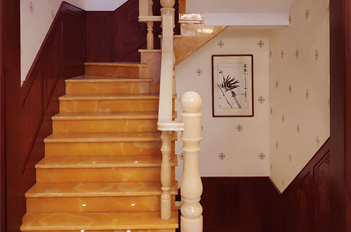 上虞中式别墅室内汉白玉石楼梯的定制安装装饰效果
